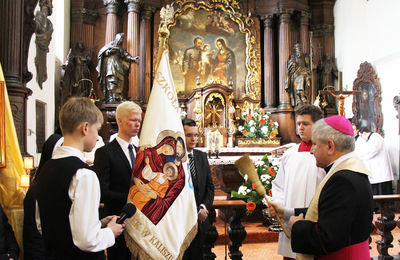 Poświecenie sztandaru Szkoły Sióstr Nazaretanek w Kaliszu