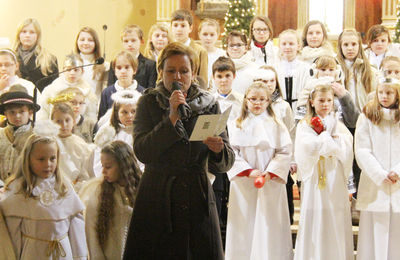 Kolędy i pastorałki w wykonaniu ucznów ze Skalmierzyc