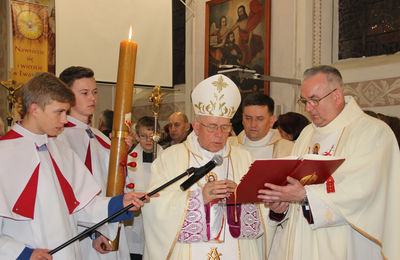 Biskup Stanisław na Wigili Paschalnej w Koźminku