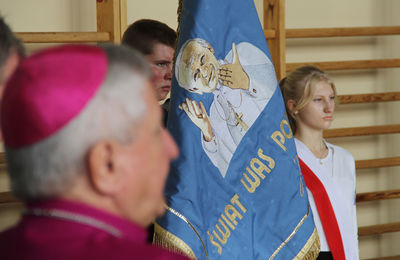 Powtórne nadanie imienia św. Jana Pawła II szkole w Dębem