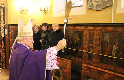 Biskup kaliski poświęcił odrestaurowane stalle