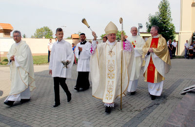 Poświęcenie wyremontowanego kościoła  w Brzeźniu