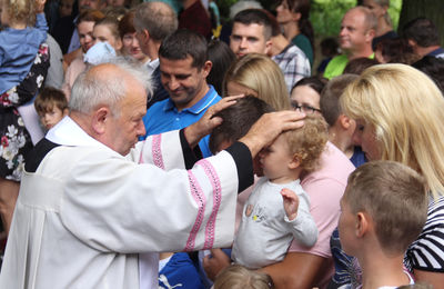 Błogosławieństwo dzieci w Mikorzynie u św. Idziego