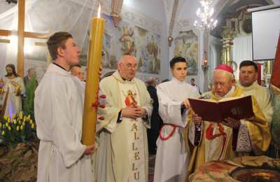 Biskup Stanisław przewodniczył Liturgii Wigilii Paschalnej w Koźminku