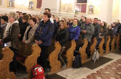 Ksiądz Biskup Edward Janiak na rozpoczęciu Ekstremalnej Drogi Krzyżowej w Kaliszu