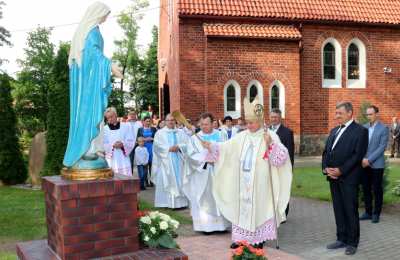 Biskup kaliski poświęcił figurę Najświętszej Maryi Panny Niepokalanej w Wieczynie