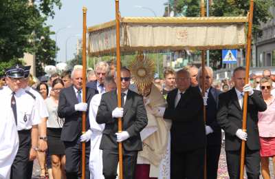 Biskup Stanisław Napierała na Bożym Ciele w Ostrowie Wielkopolskim