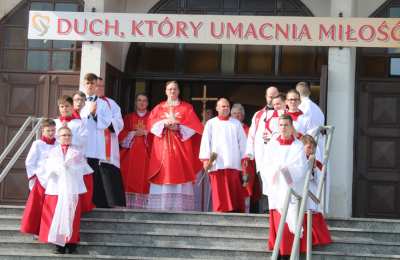 Biskup Edward Janiak poświęcił odnowioną świątynię pw. Matki Boskiej Częstochowskiej w Pleszewie