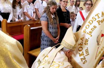 Poświęcenie sztandaru i nadanie imienia św. Jana Pawła II Szkole Podstawowej w Dziadowej Kłodzie