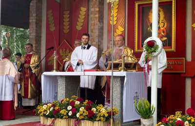 Biskup Łukasz Buzun przewodniczył  Uroczystości Odpustowej ku czci Narodzenia NMP w Charłupi Małej