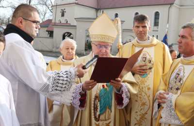 Biskup kaliski Edward Janiak poświęcił nowy Dom Parafialny w Skalmierzycach