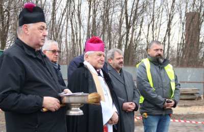 Biskup Edward Janiak poświęcił plac pod budowę kaplicy wraz z domem przedpogrzebowym na Cmentarzu Tynieckim w Kaliszu