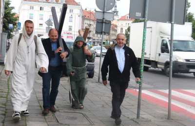 Michał Ulewiński - swoją wędrówką chce na mapie Polski wyrysować wielki krzyż