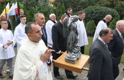 Biskup Stanisław Napierała przewodniczył Mszy św. odpustowej w parafii pw. św. Michała Archanioła w Pogorzeli