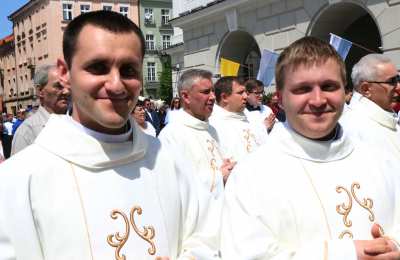 Bp Damian Bryl wręczył neoprezbiterom dekrety kierujące na pierwsze parafie