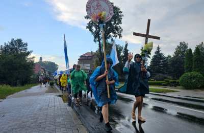 Deszcz im niestraszny! Grupa biało-niebieska z Odolanowa wyruszyła na Jasną Górę