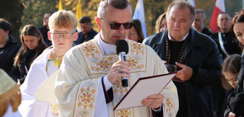 Biskup kaliski poświęcił odnowiony dach i wieżę kościoła oraz nowy dzwon w Kotlinie