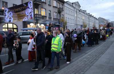 Ulicami Kalisza przeszedł II Korowód Świętych